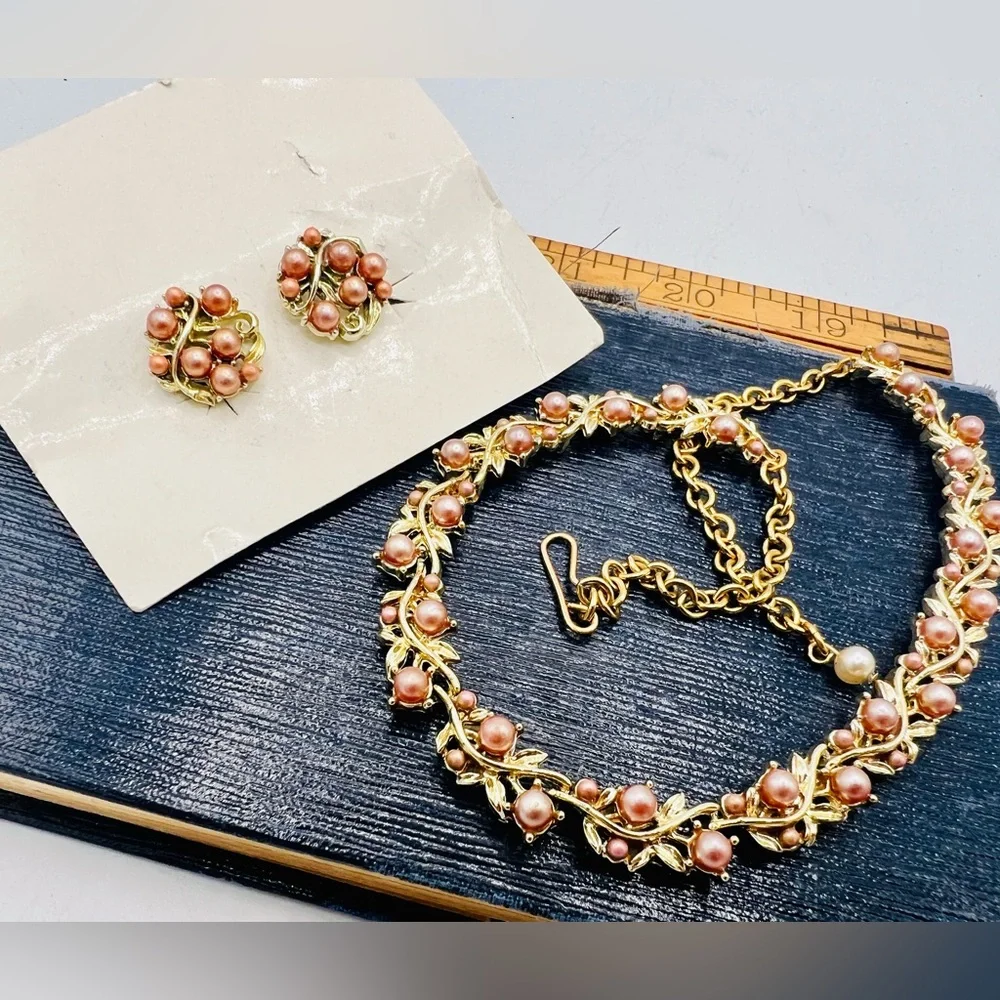 Vintage new old stock gold tone peach faux pearl choker & clip on earrings set - Picture 3 of 6